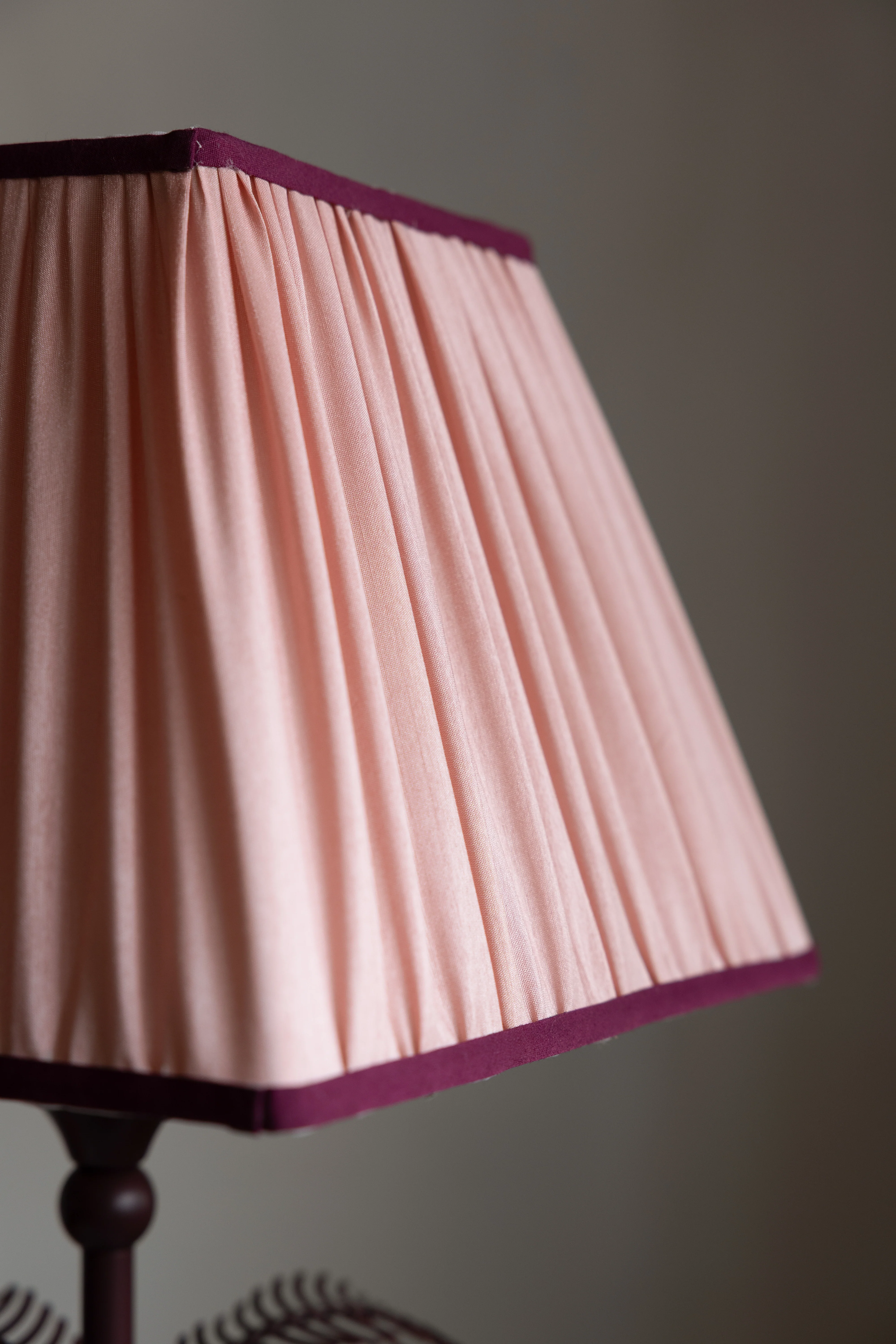 Palm Tree Table Lamp - Pink & Burgundy - Image 3